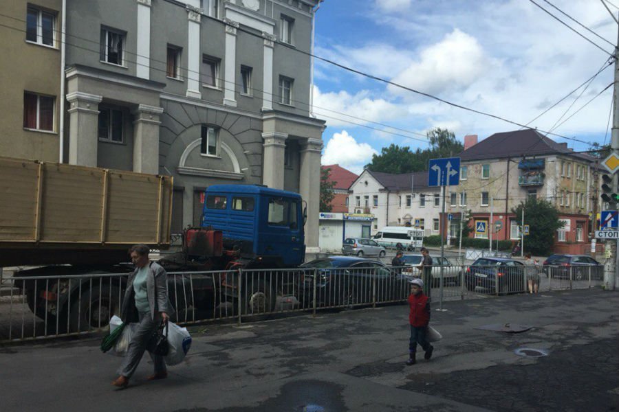 На Радищева столкнулись грузовик и две легковушки (фото)
