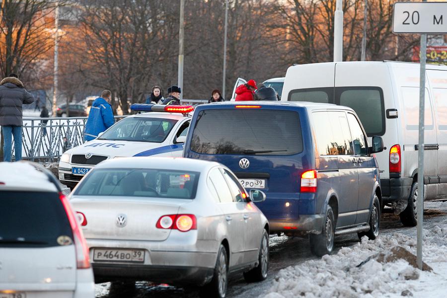 На Деревянном мосту произошла авария, затруднено движение на Острове и Моспроспекте (фото)