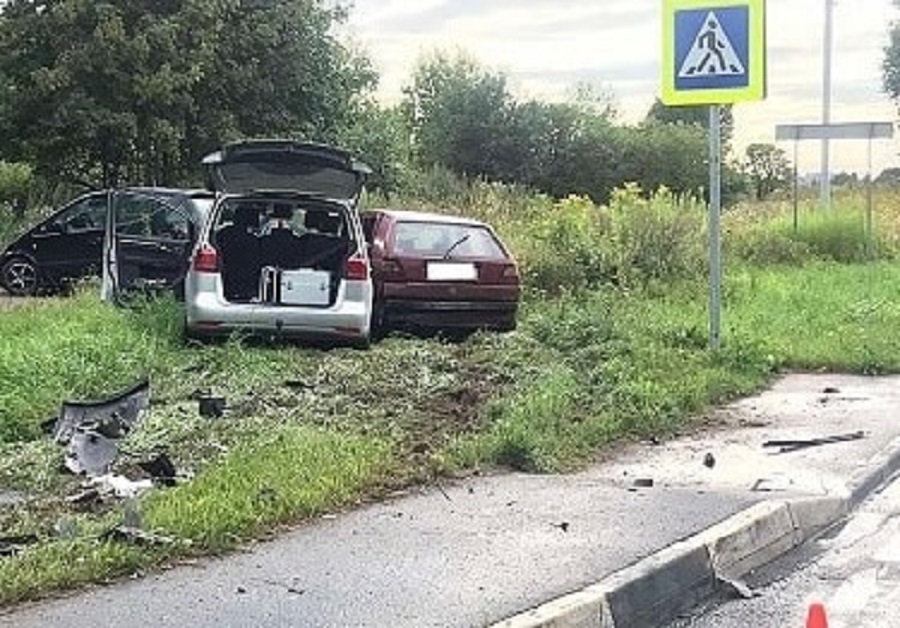 Под Полесском столкнулись два «Фольксвагена», есть пострадавший (фото)