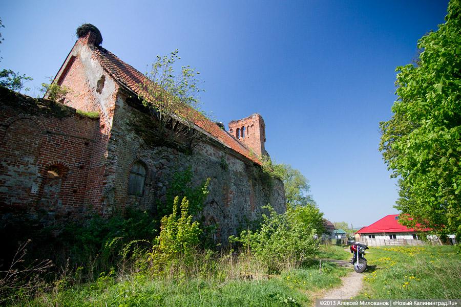 «Фрески и аисты»: вокруг кирхи в посёлке Кумачево идёт судебная тяжба