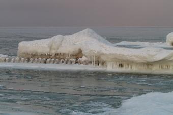На Куршском заливе МЧС эвакуировало со льда заболевшего рыбака