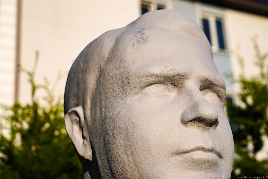 Ещё одна попытка: в Чкаловск вновь вернули бюсты лётчиков (фото)