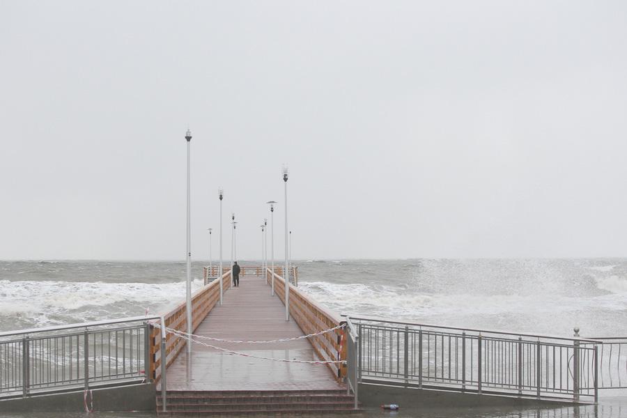 Добить «Ксавьером»: променад в Зеленоградске оказался не готов к зимним штормам