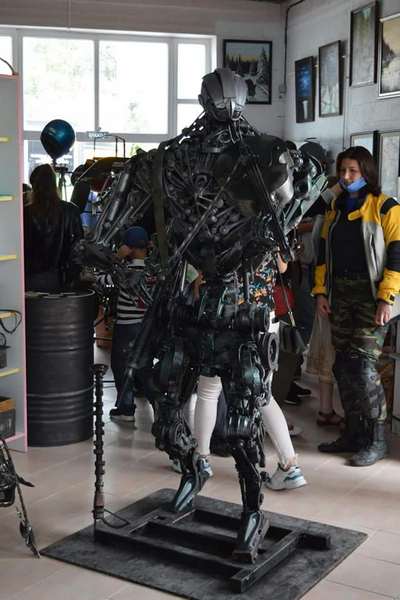 В Гвардейске открыли арт-пространство со скульптурами из автомобильных запчастей (фото)