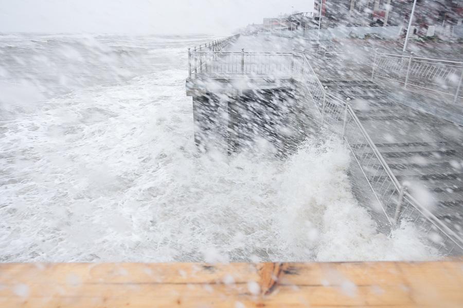 Добить «Ксавьером»: променад в Зеленоградске оказался не готов к зимним штормам