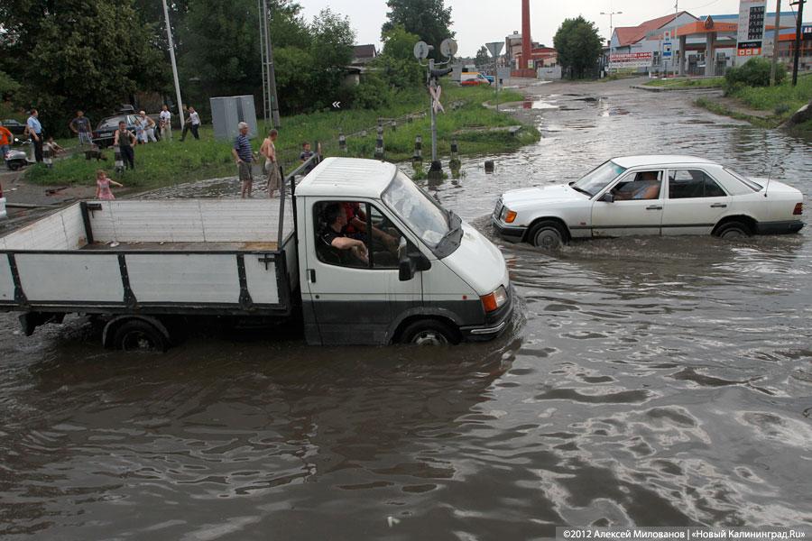 «Праздничные купания»: фоторепортаж с затопленной Аллеи Смелых