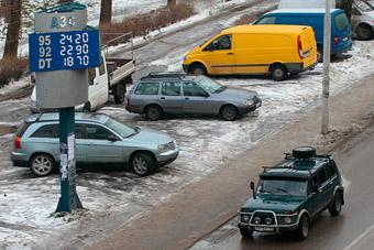 Путин поручил ФАС "навести порядок" в ценах на топливо