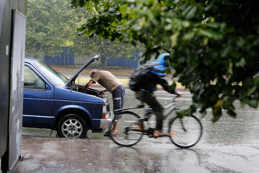 В Калининграде из-за дождя образовались пробки, на улицах случился потоп (фото)