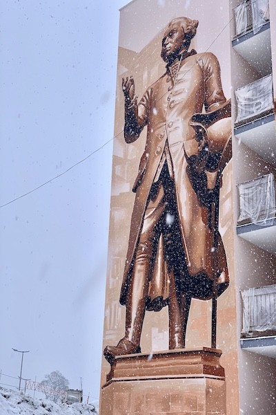 Фасад дома в Калининграде украсили портретом Канта и видами Кенигсберга (фото)