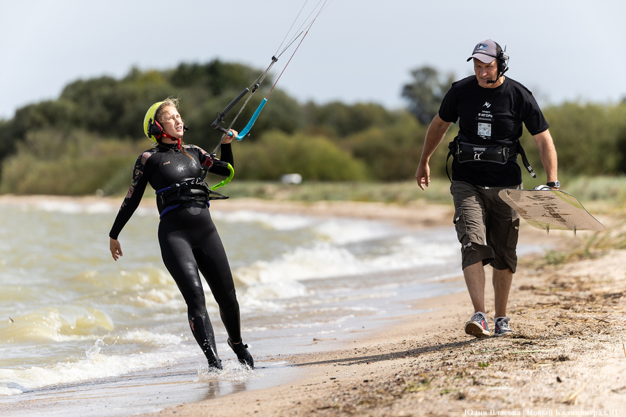 По воде против ветра: на Куршском заливе соревновались под кайтом и с крылом (фото)