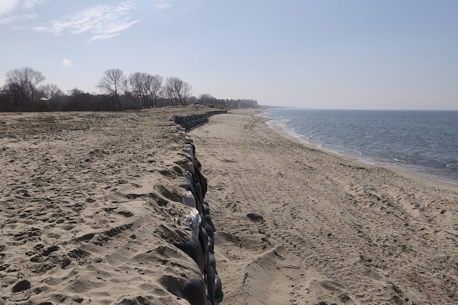 «Разрушение дюны» или «ограничение проезда на пляж»: что происходит на Балткосе (фото) (видео)