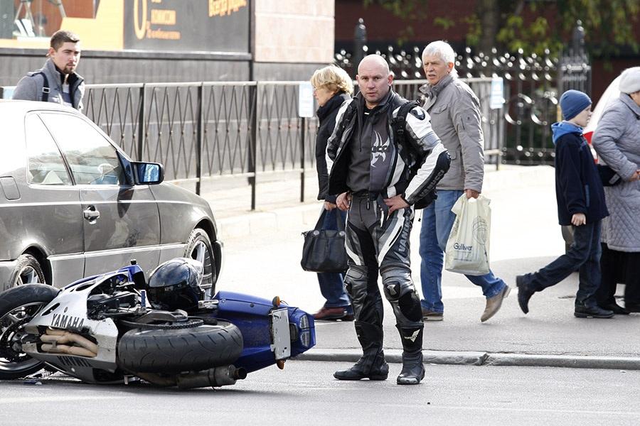 Возле «Пирамиды» в Калининграде мотоцикл врезался в «Мерседес» (фото)