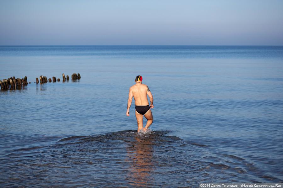 Зеленоградец поздравил женщин с 8 Марта, проплыв больше километра в ледяной воде