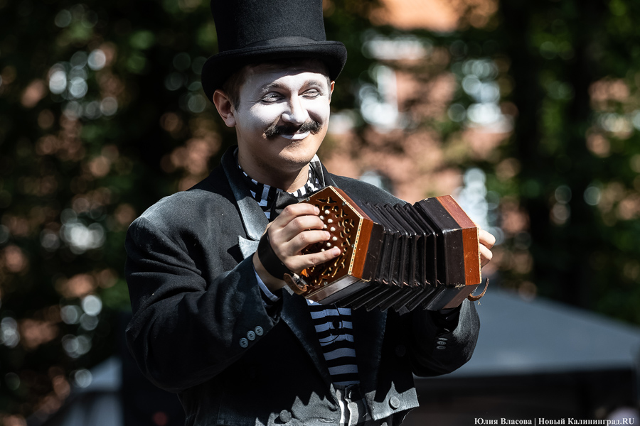 Это просто цирк какой-то: фестиваль «Башня» запустил уличную программу на «Балтике» (фото)