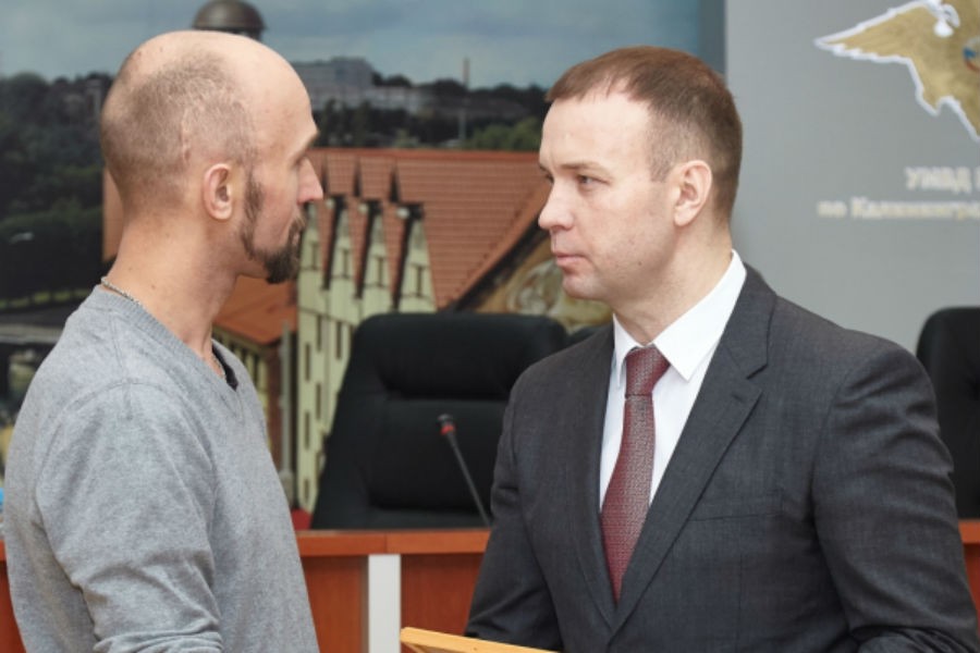 Калининградца, спасшего новогоднюю ель от огня, наградил начальник полиции