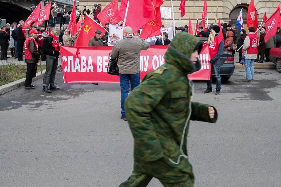 Цветы для Ленина: в Калининграде отметили годовщину Октябрьской революции