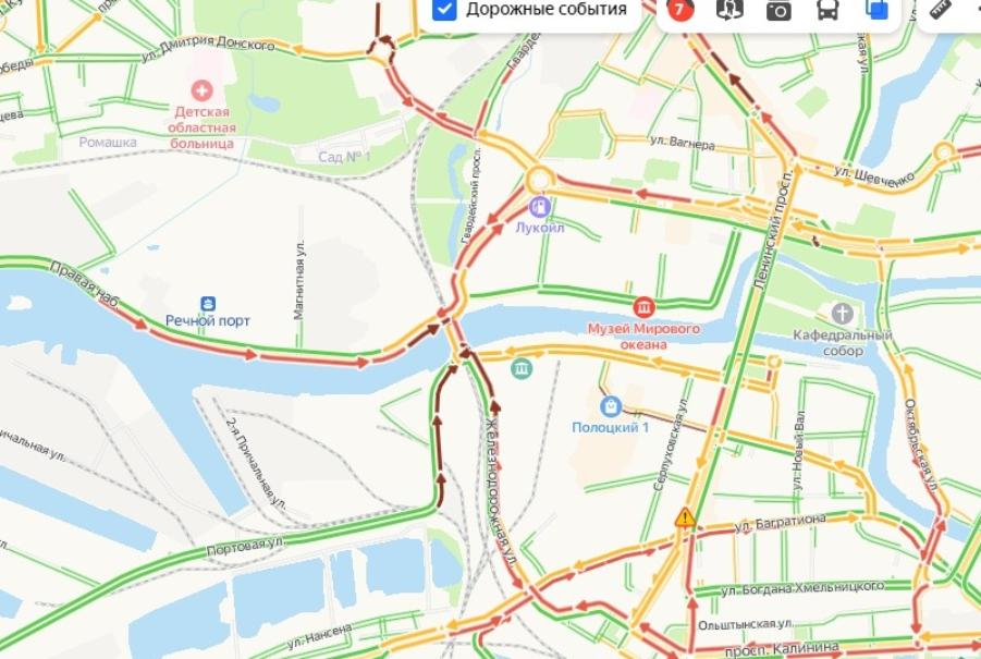 Из-за аварии у двухъярусного моста «встали» все прилегающие к нему улицы (фото)