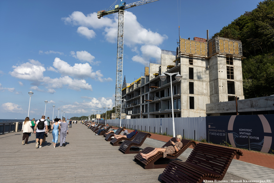 С видом на море и стройку: как выглядит пляж в Светлогорске этим летом