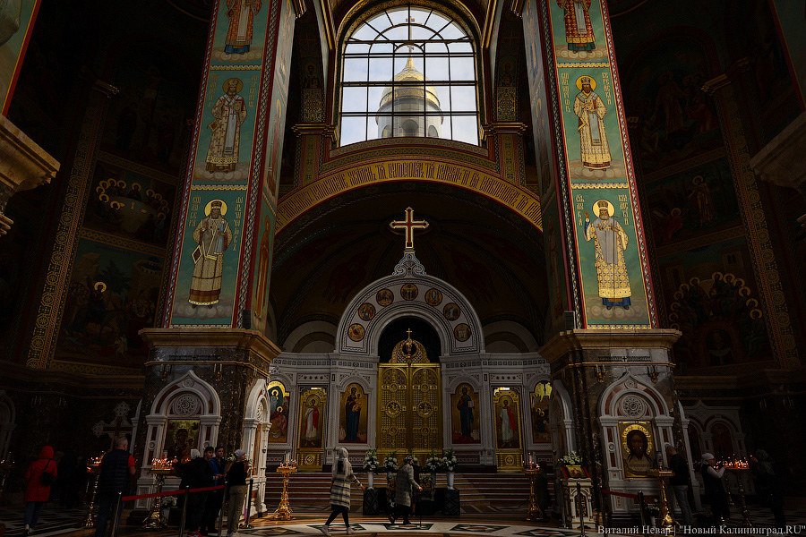 В брызгах святой воды: освящение пасхального угощения в соборе Христа Спасителя (фото)