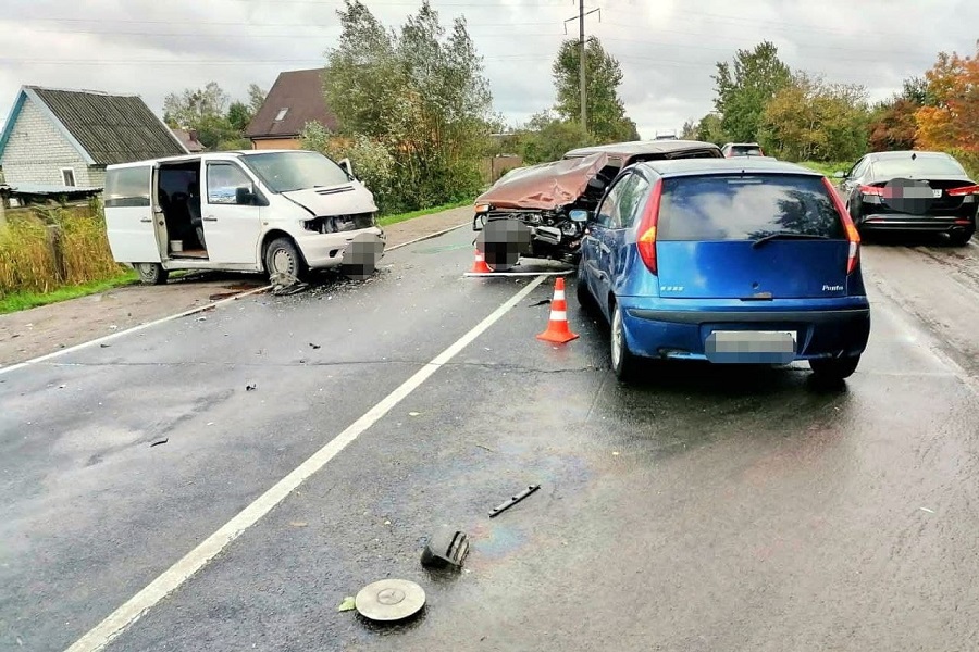 В Калининграде в результате массового ДТП пострадали два человека (фото)