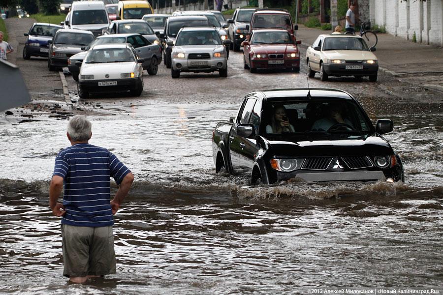 «Праздничные купания»: фоторепортаж с затопленной Аллеи Смелых