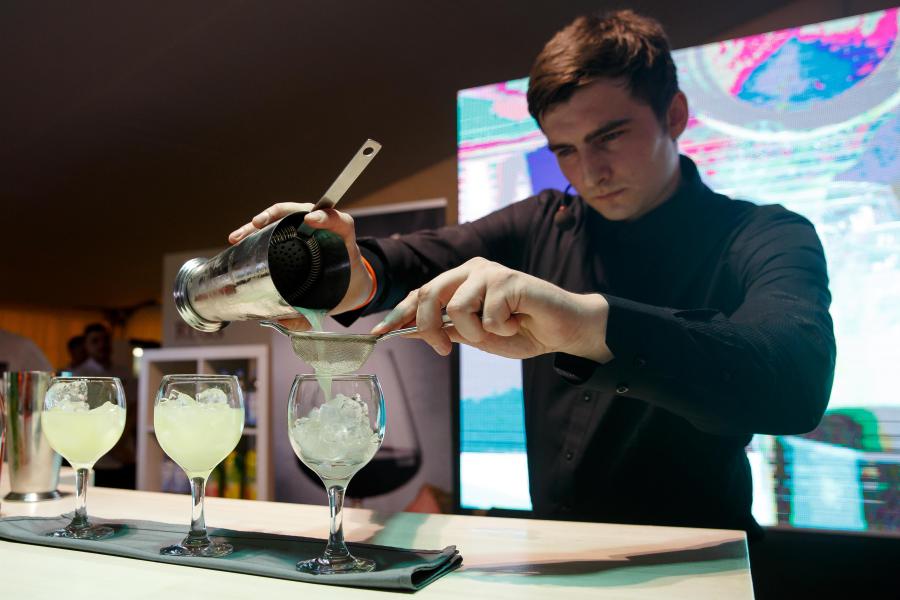 Море, поэзия, коктейли: в Калининграде выбрали обладателя «Янтарного шейкера»