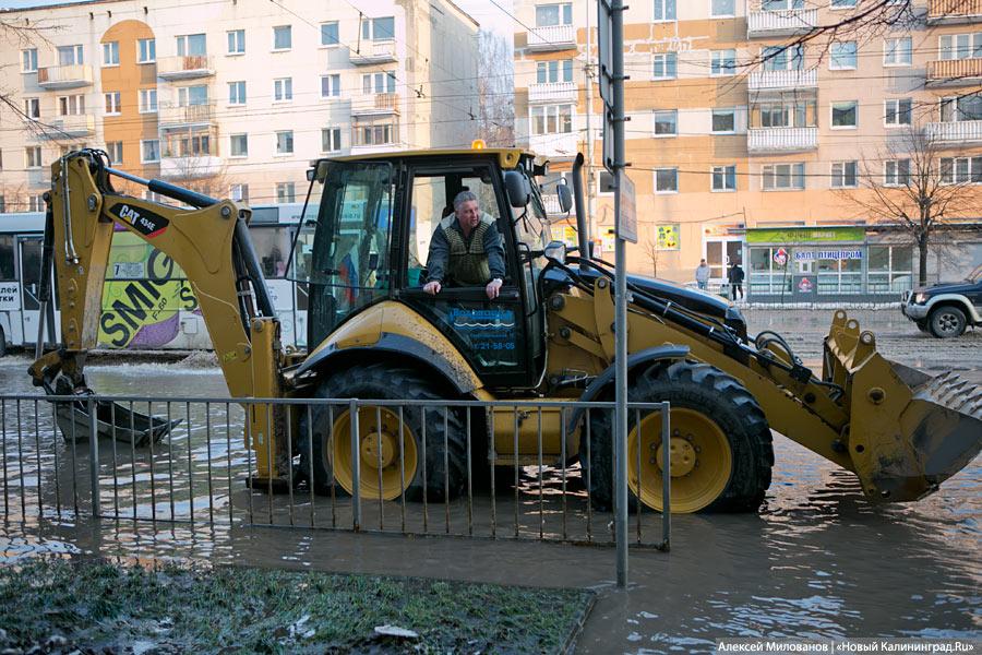 Зимний потоп: лопнувшая труба затопила Ленинский проспект (фото)
