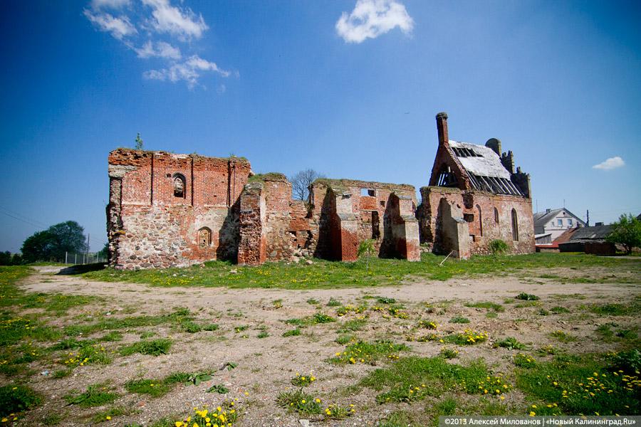 «Приезжайте позже»: территория переданной РПЦ кирхи в Романово превратилась в поселковую свалку