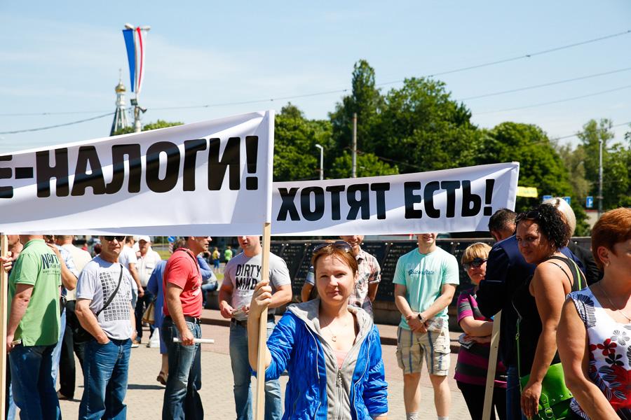 Между ямой и Китаем: как «янтарщики» на площади Василевского митинговали