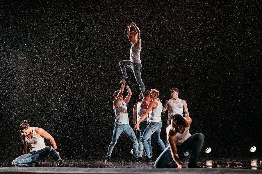 «Только для женщин»: шоу под дождем пройдет 22 сентября в Калининграде