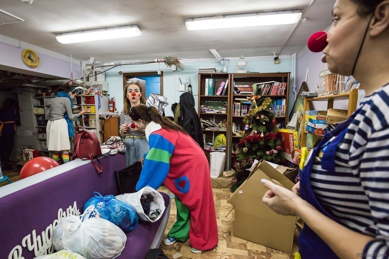 «Я не вижу болезни, я вижу детей»: зачем нужны клоуны в детской онкогематологии