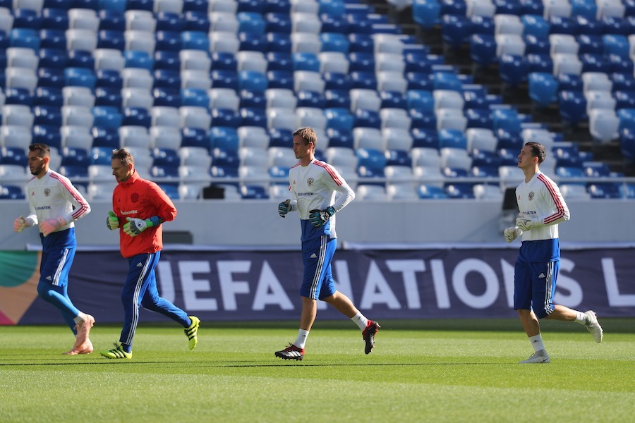 На поле все, кроме Дзагоева: тренировка сборной России в Калининграде (фото)