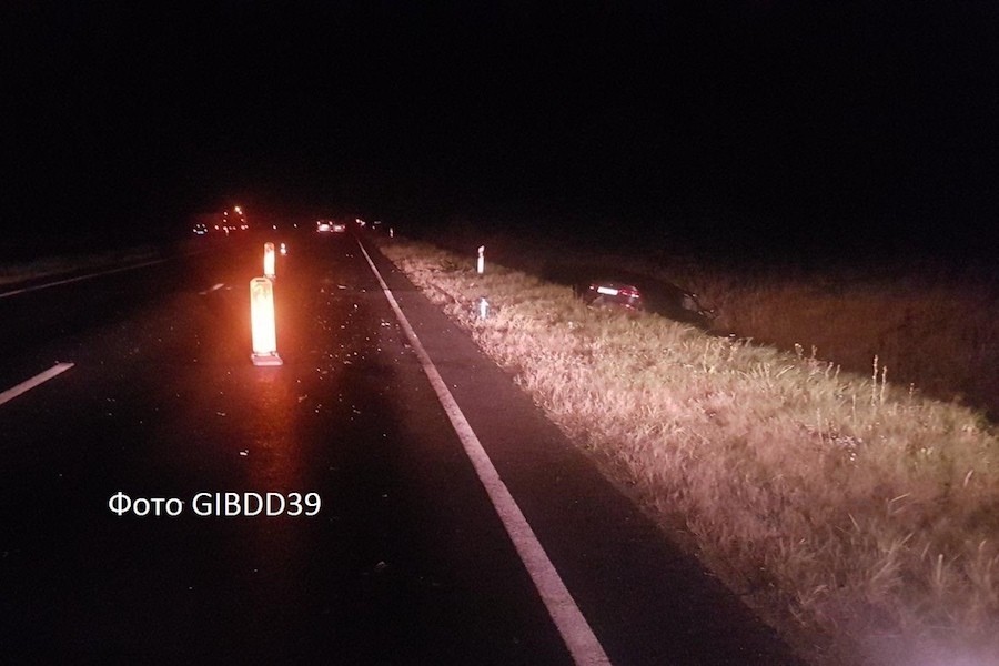 Под Гурьевском Kia врезалась в ехавший перед ней грузовик и вылетела в кювет (фото)