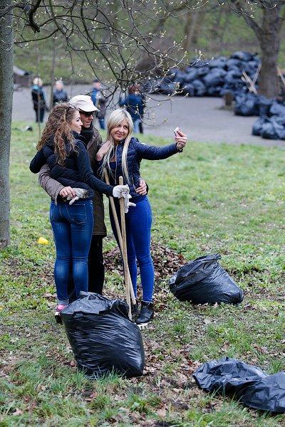 Селфи с граблями: в парке Победы прошёл общегородской субботник