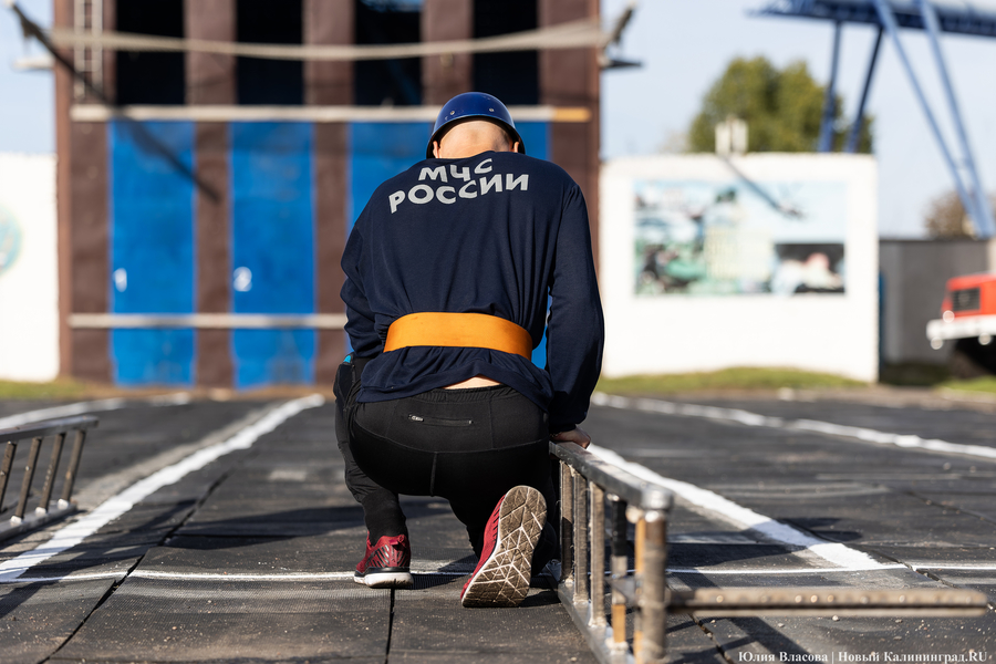 Боевое развертывание: в Калининграде провели соревнования спасателей (фото) 