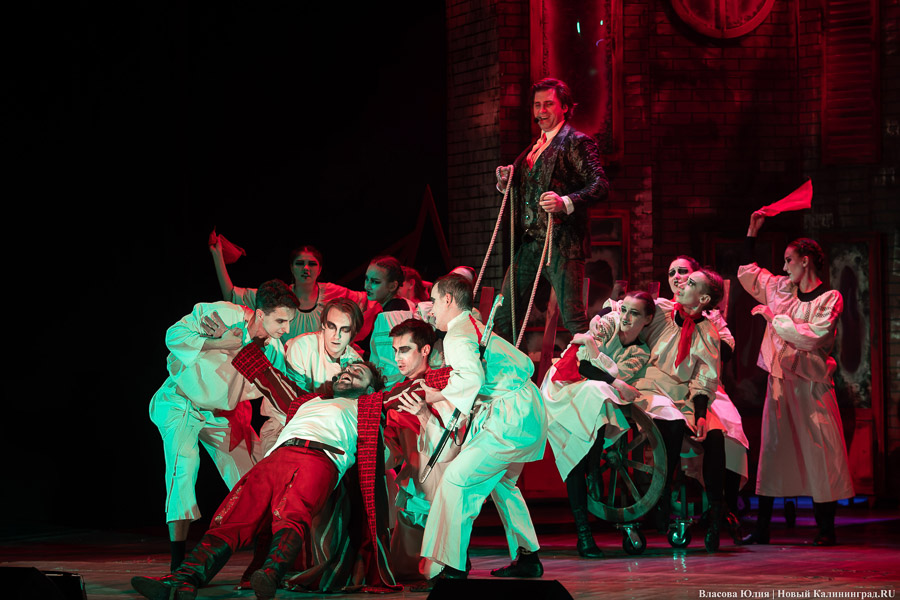 С интонациями The Beatles: в Музыкальном театре показали «Гоголюцинации Чичикова» (фото)