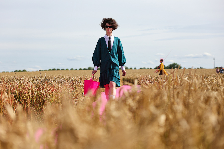 Один в поле — дизайнер: на Дне поля прошёл модный показ в колосьях (фото)