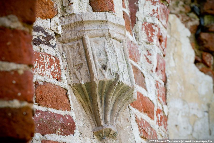 «Приезжайте позже»: территория переданной РПЦ кирхи в Романово превратилась в поселковую свалку