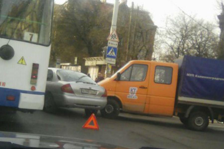 На пересечении Горького и Сибирякова столкнулись грузовик и легковушка (фото)