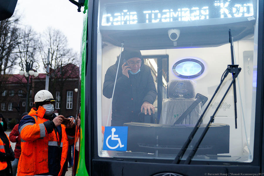 Летучий голландец: в Калининград привезли новый трамвай (фото)