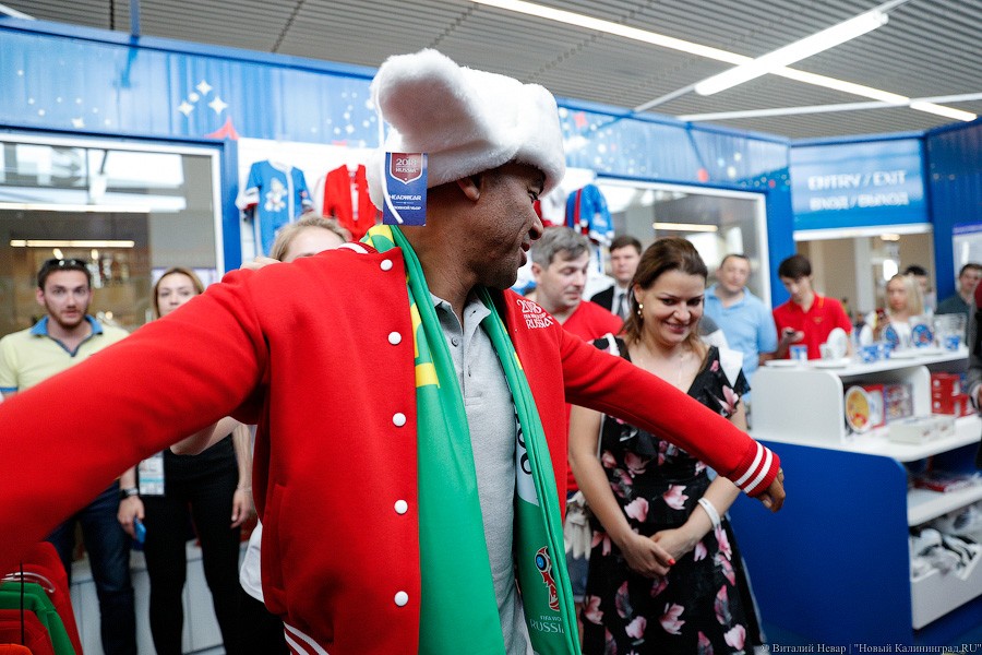 Шапка-ушанка в подарок и селфи с Забивакой: бразилец Кафу прилетел в Калининград