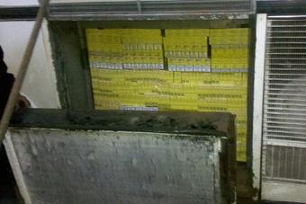 В одном автобусе пограничники два дня подряд находили спрятанные сигареты