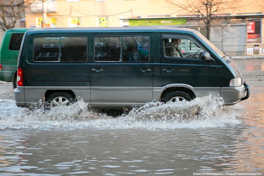 Зимний потоп: лопнувшая труба затопила Ленинский проспект (фото)