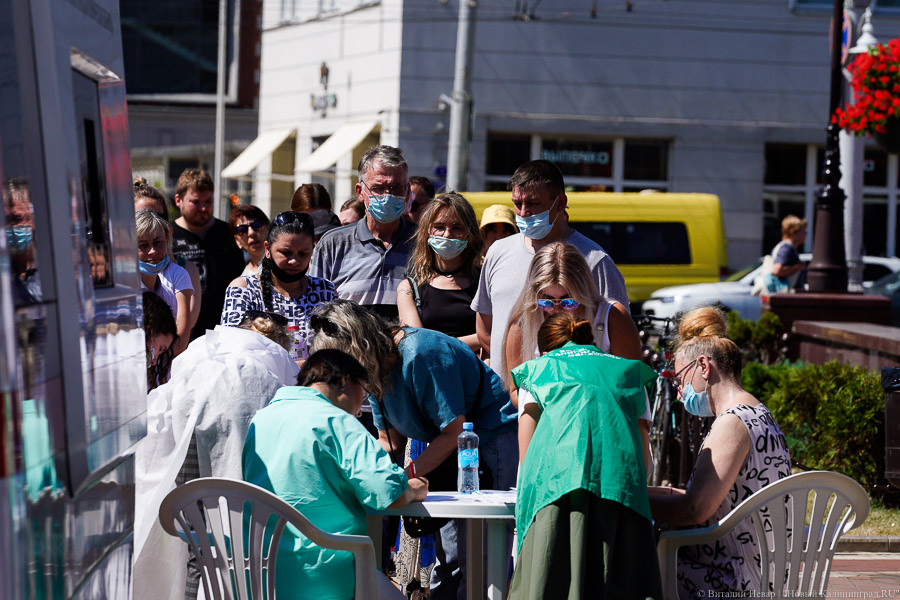 Кто последний на укол: в Калининграде образовались очереди на прививку от COVID