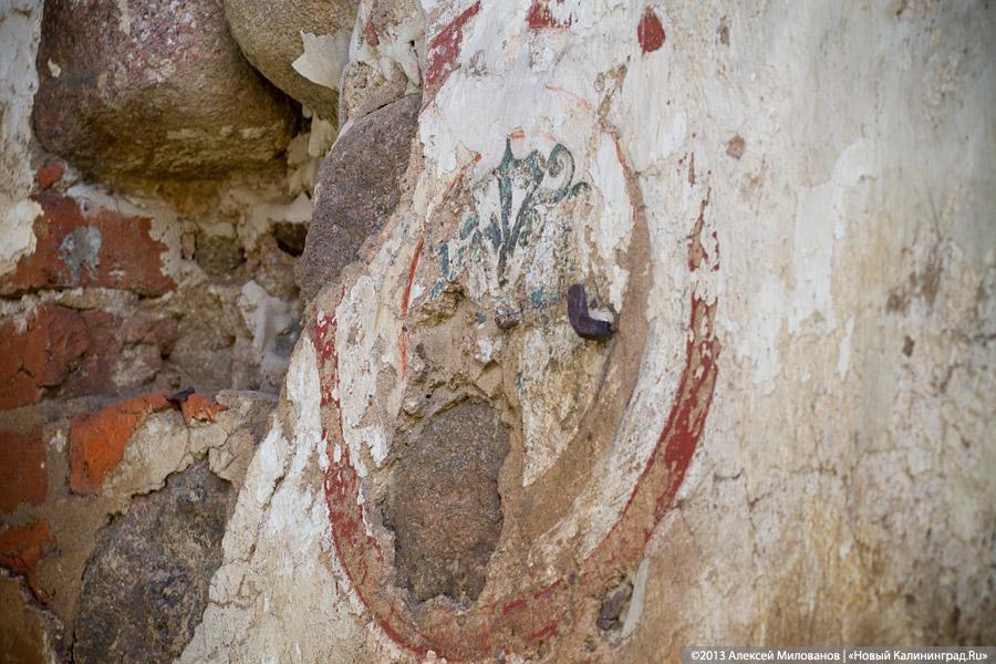 «Приезжайте позже»: территория переданной РПЦ кирхи в Романово превратилась в поселковую свалку