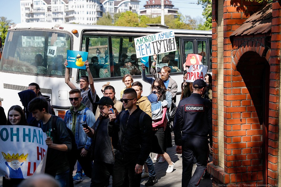 «Любой лучше, чем Путин»: как в Калининграде прошла акция «Он нам не царь»