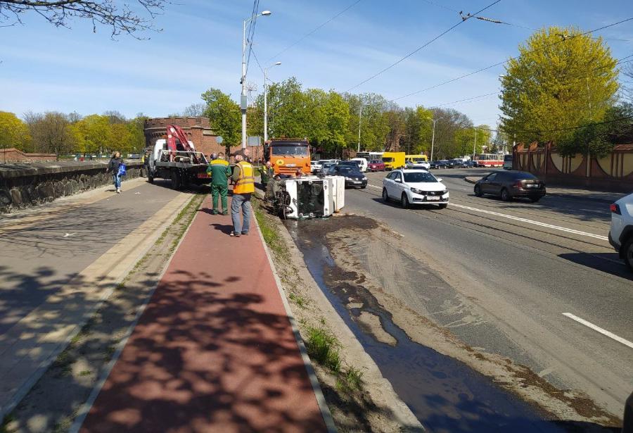 В центре Калининграда перевернулся автомобиль для очистки дороги (фото)