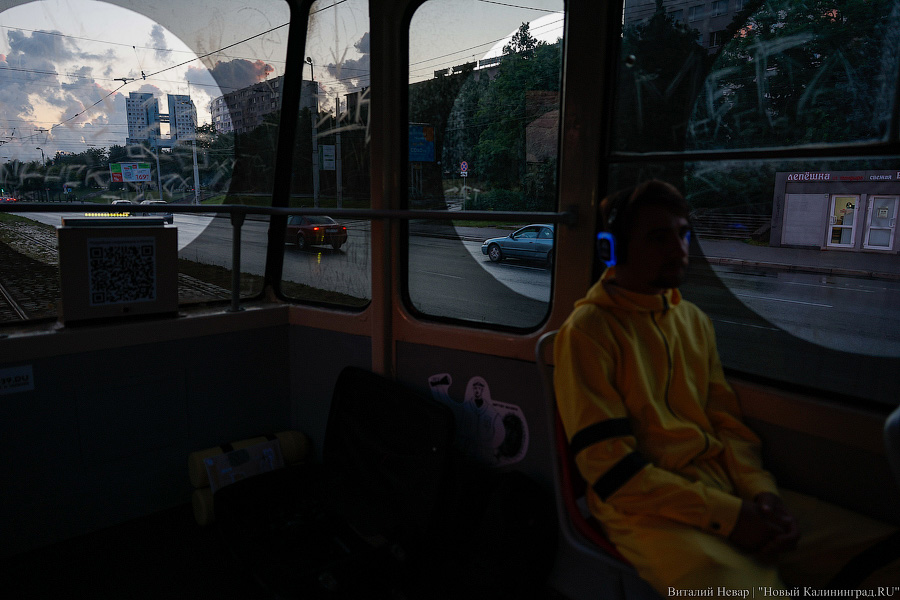 Не Калик, а Кёниг: в Калининграде запустили спектакль-променад в трамвае (фото)