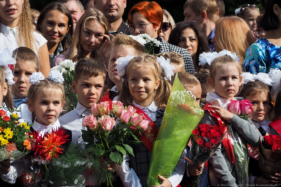 Банты, цветы, печальные дети: 1 сентября в Калининграде (фото)
