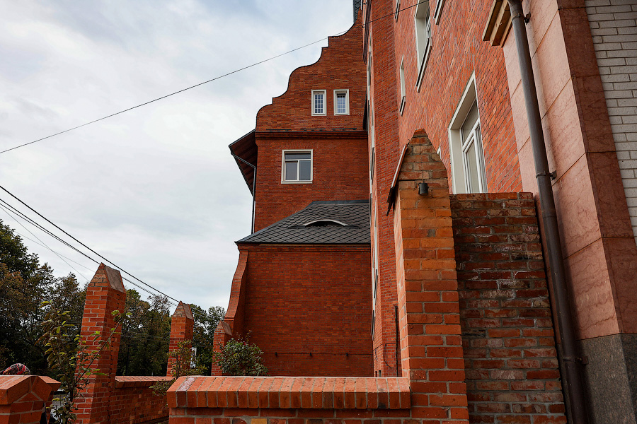 Ближе к истории: на Острове сняли леса со здания Еврейского сиротского приюта (фото)